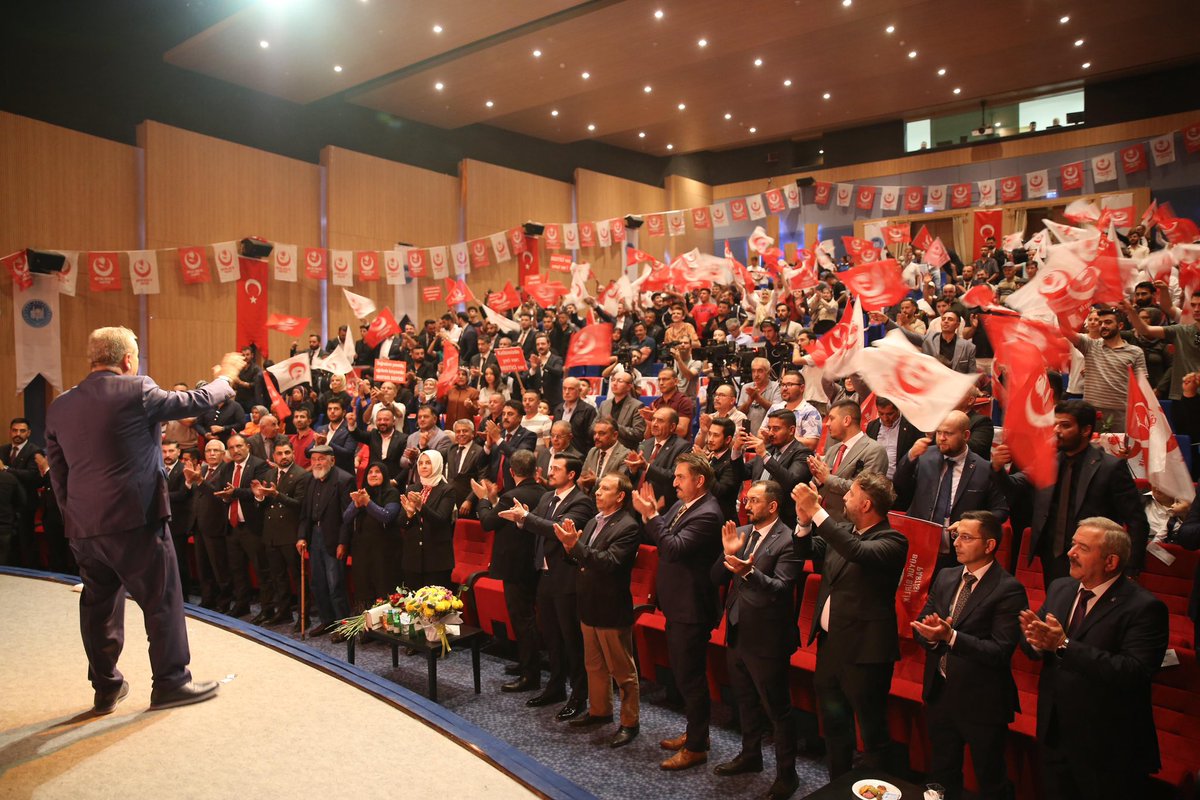Genel Başkanımız Sayın Mustafa Destici, Ankara Akyurt’ta gerçekleştirdiğimiz İlçe Kongresi’ne katılarak, teşkilatımızın coşku ve kardeşlik ruhunu bir kez daha ortaya koymuştur.

Teşkilat mensuplarımızın yüksek katılımı ve kararlı duruşu, davamıza olan sarsılmaz bağlılığın en