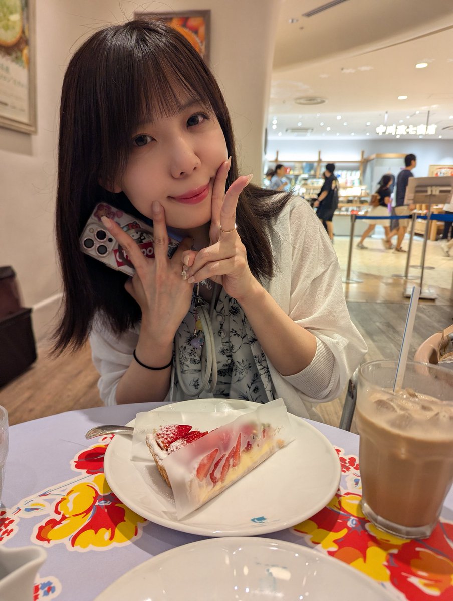 押上お散歩会
ありがとうございました！

水族館で美味しそうな魚を見たり
お酒とご飯をたらふく食べさせてくれたり
恋バナしてダニのイルミネーション見たり
誕生日ケーキ食べさせてくれたり

みんなのおかげで
どの枠も楽しくて幸せだった🥰🫶🏻
プレゼントもありがとう🤍