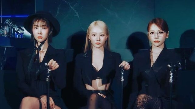 O UAU (ou IuAYoo) é a primeira subunit do Dreamcatcher, formada pela Dreamcatcher Company em 2025 com as integrantes Jiu, SuA e Yoohyun. O trio surgiu depois de oito anos de atividade do Dreamcatcher, quando três membros decidiram não renovar seus contratos em março de 2025,