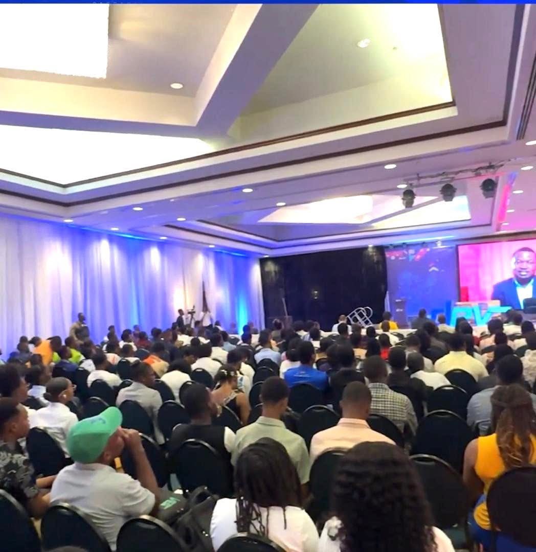 𝐋𝐞 𝐌𝐢𝐧𝐢𝐬𝐭𝐫𝐞 𝐝𝐞𝐬 𝐓𝐏𝐓𝐂 𝐩𝐥𝐚𝐢𝐝𝐞 𝐞𝐧 𝐟𝐚𝐯𝐞𝐮𝐫 𝐝’𝐮𝐧𝐞 𝐭𝐫𝐚𝐧𝐬𝐟𝐨𝐫𝐦𝐚𝐭𝐢𝐨𝐧 𝐧𝐮𝐦𝐞́𝐫𝐢𝐪𝐮𝐞 𝐢𝐧𝐜𝐥𝐮𝐬𝐢𝐯𝐞 𝐚̀ 𝐃𝐞𝐯𝐄𝐱𝐩𝐨 𝟐𝟎𝟐𝟓

𝑃𝑜𝑟𝑡-𝑎𝑢-𝑃𝑟𝑖𝑛𝑐𝑒, 𝑙𝑒 21 𝑗𝑢𝑖𝑛 2025– Le Ministre des Travaux Publics, Transports et