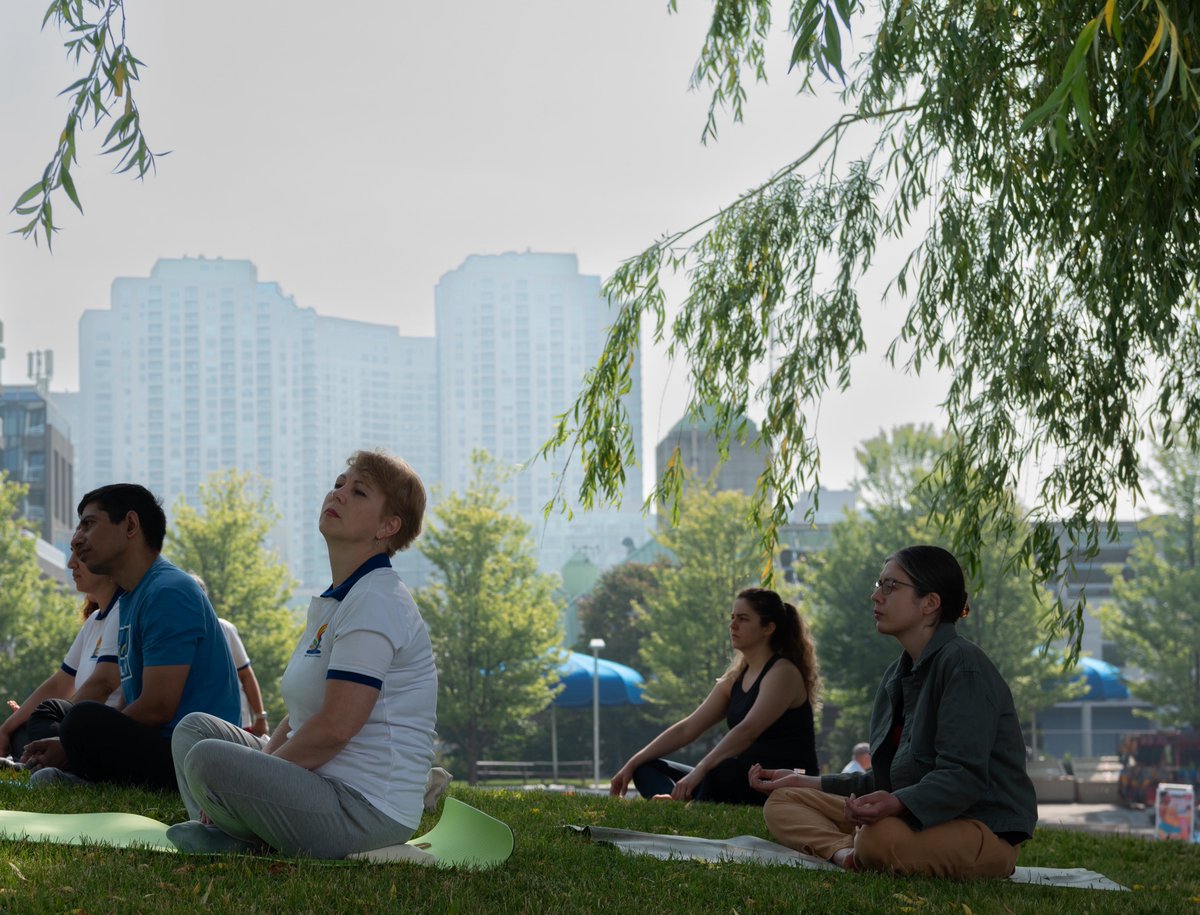 IndiainToronto's tweet photo. From the heart of India 🇮🇳 to the shores of Toronto 🇨🇦 🌊, Consulate and @ishafoundation brought the spirit of yoga to life at HTO Park, uniting local diaspora in breath, movement & mindfulness for the 11th #InternationalDayOfYoga.
A celebration of peace, purpose & community.🧘‍♂️

#YogaForOneEarthOneHealth
#InternationalDayofYoga2025 

@HCI_Ottawa @MEAIndia @IndianDiplomacy @diaspora_india @moayush @iccr_hq