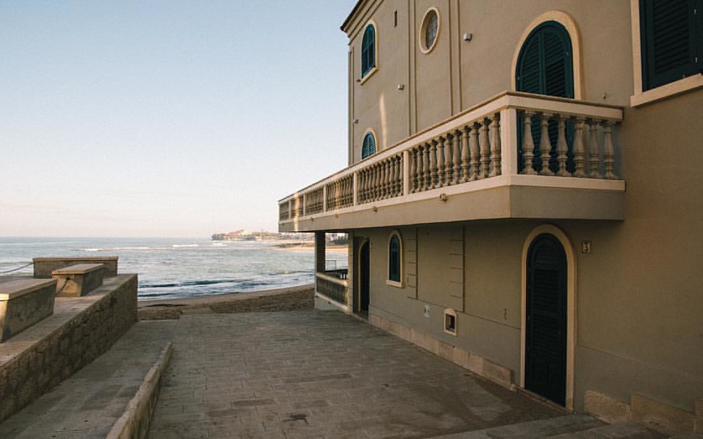 #InUnTweet
#CasaLettori 
<a href="/CasaLettori/">Casa Lettori</a> 
Montalbano si commosse. Quella era l'amicizia siciliana, la vera, che si basa sul non detto, sull'intuìto: uno a un amico non ha bisogno di domadare, è l'altro che autonomamente capisce e agisce di consequenzia"...A.Camilleri