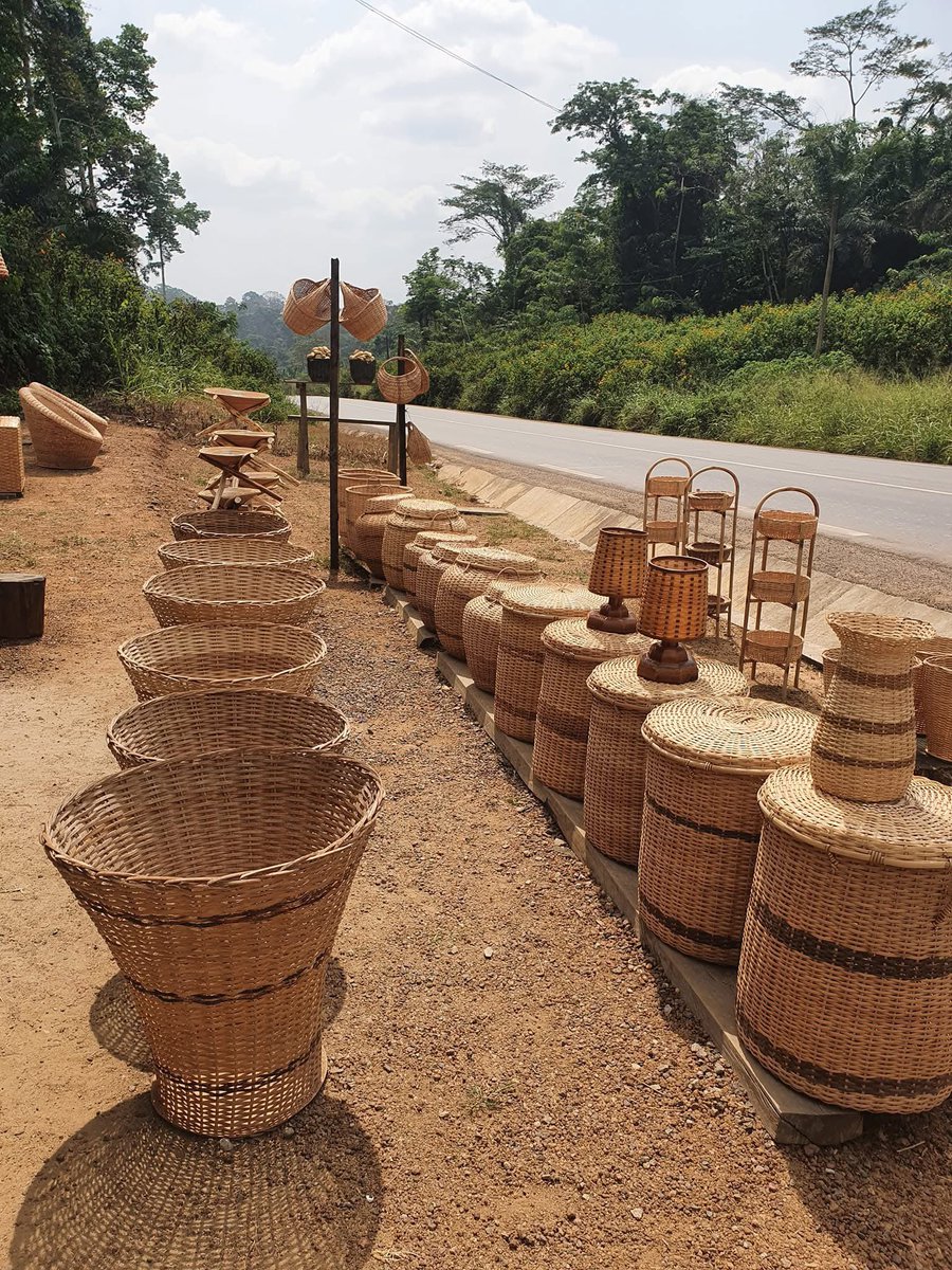 wandafu7's tweet photo. 🔴🇨🇲 Sur la route de Mbalmayo on peut voir des artisans qui exposent leur savoir faire artisanal remarquable. 
📌 Il serait profitable de voir s'associer les artisans qui font ce travail afin de créer un vrai atelier d'apprentissage. C'est de cette façon que découlent la mise en place d'un label et des marques.
📸: @VisiterLe