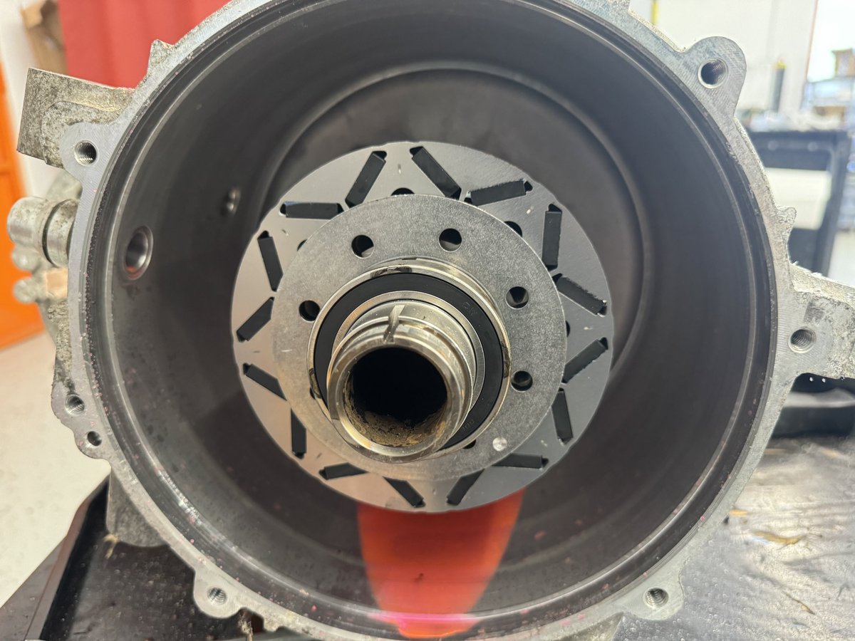 evclinic's tweet image. 🇺🇸 Fiat 500e, 2020 model – electric motor failure due to coolant intrusion.
First reaction: “Is that even possible?”, second: “Let’s open it up.”
PMSM motor with a stator design in the housing cover sleeve that somewhat resembles the BMW i3.
The stator uses a hairpin winding…