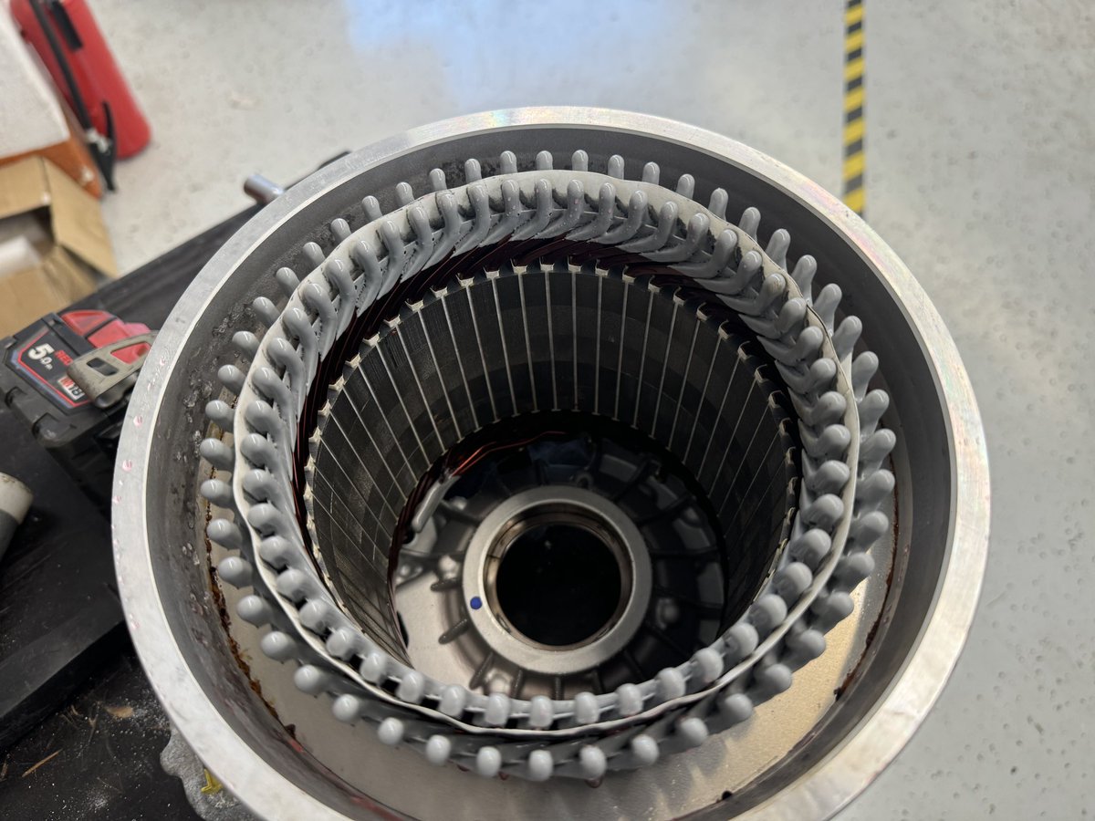 evclinic's tweet image. 🇺🇸 Fiat 500e, 2020 model – electric motor failure due to coolant intrusion.
First reaction: “Is that even possible?”, second: “Let’s open it up.”
PMSM motor with a stator design in the housing cover sleeve that somewhat resembles the BMW i3.
The stator uses a hairpin winding…