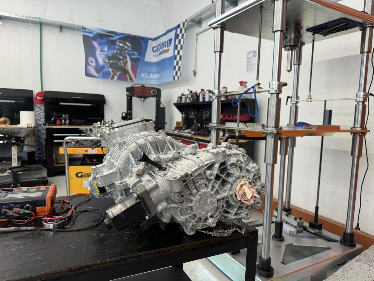 evclinic's tweet image. 🇺🇸 Fiat 500e, 2020 model – electric motor failure due to coolant intrusion.
First reaction: “Is that even possible?”, second: “Let’s open it up.”
PMSM motor with a stator design in the housing cover sleeve that somewhat resembles the BMW i3.
The stator uses a hairpin winding…