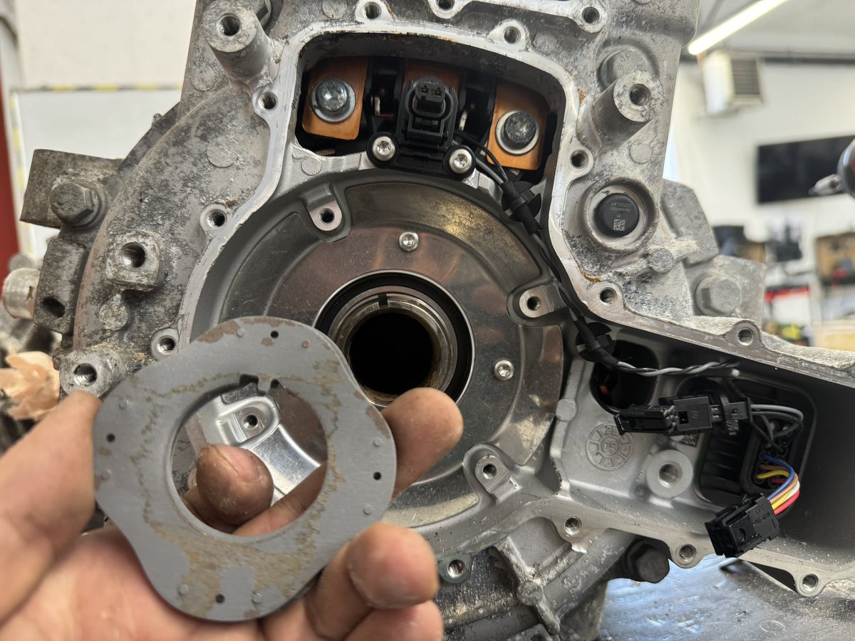 evclinic's tweet image. 🇺🇸 Fiat 500e, 2020 model – electric motor failure due to coolant intrusion.
First reaction: “Is that even possible?”, second: “Let’s open it up.”
PMSM motor with a stator design in the housing cover sleeve that somewhat resembles the BMW i3.
The stator uses a hairpin winding…
