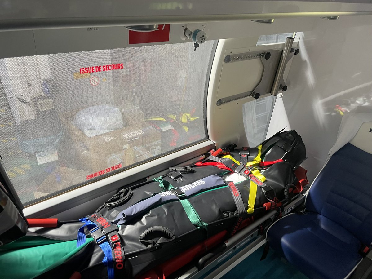 BoireVladimir's tweet image. Enfin, la surprise du jour, et une exclusivité européenne qui fait la fierté de Transdev et de notre territoire : l’autocar ambulance du SAMU 92, rattaché à l’hôpital de Garches. Ce véhicule d’exception permet d’assurer le rapatriement sanitaire -et médicalisé- de 8 patients.
4/5