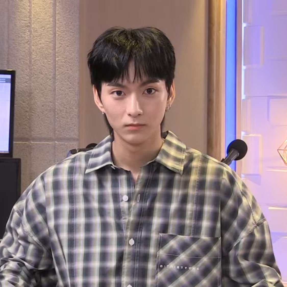 이번주의                                         이번주의
친절한 고양이                              무례한 고양이
——————————————————
나를 꼭 껴안아줌                    내 엉덩이를 물었음