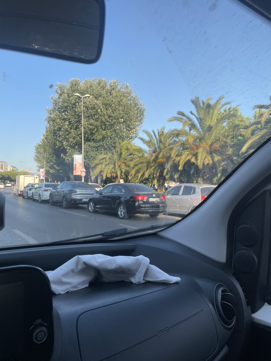 btknatl's tweet photo. istanbul anadolu yakası sahil yolunda insanların çift şerit park etme aptallığına ne zaman bi çare bulurlar acaba https://t.co/u1RxfEed4S