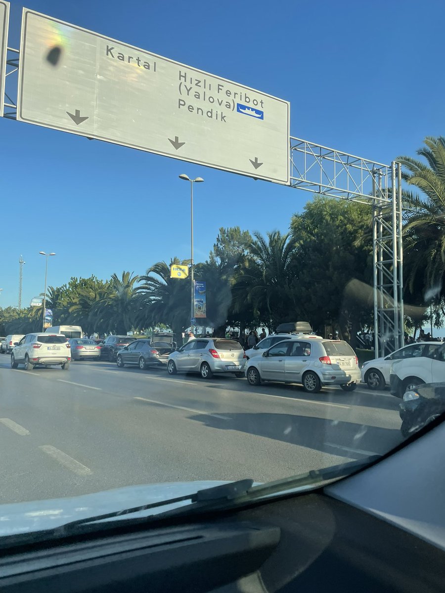 btknatl's tweet photo. istanbul anadolu yakası sahil yolunda insanların çift şerit park etme aptallığına ne zaman bi çare bulurlar acaba https://t.co/u1RxfEed4S