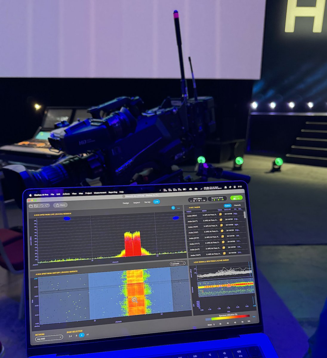 joshschmelzle's tweet photo. Here is a larger view of the RTFM of the 6 GHz interferer #HPEDiscover #DiscoNOC #RFHunter https://t.co/8sXk5ocG5m
