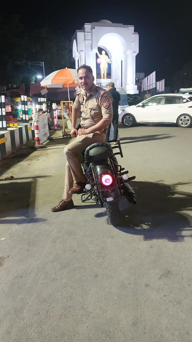 नम्बर प्लेट पे खाकी
भाड़ में जाए बाकी....