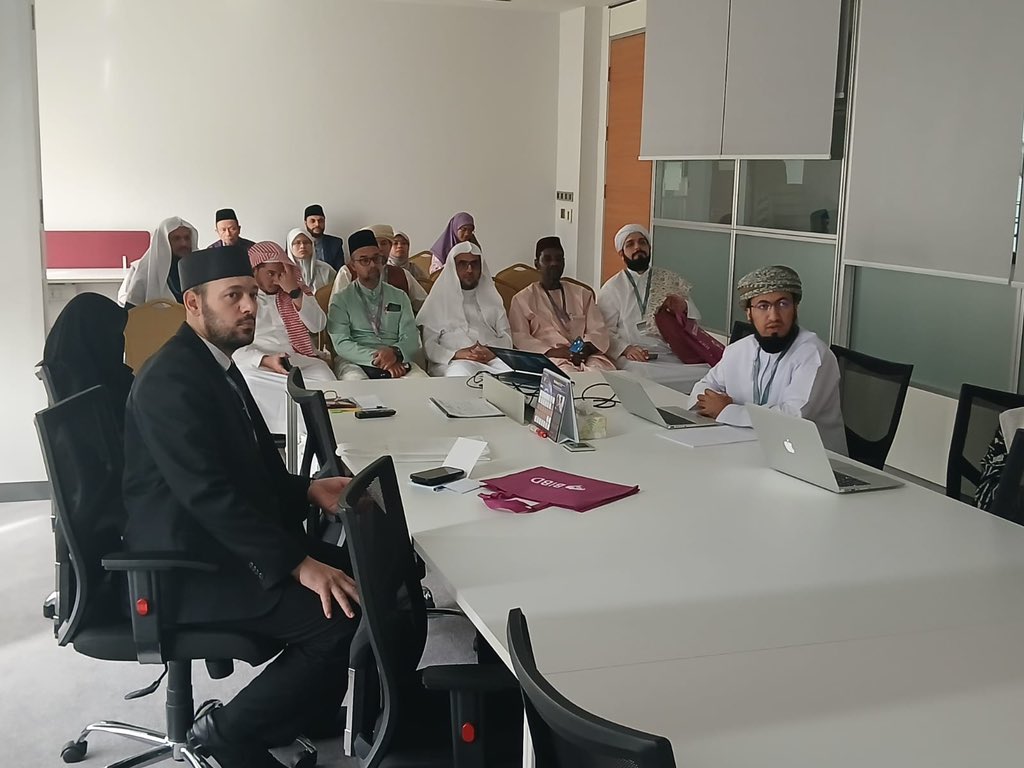 شاركت #جامعة_نزوى، ممثلة في مركز الخليل بن أحمد الفراهيدي للدراسات العربية والإنسانية، في فعاليات المؤتمر الدولي للمخطوطات الإسلامية 2025م، الذي نظمته مؤسسة "بالاي خزانه إسلام سلطان حاج حسن البلقيه" وشركاؤها، في سلطنة بروناي دار السلام، تحت شعار: "المخطوطات الإسلامية: جسر بين