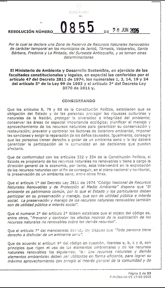 juandavidmuoz22's tweet photo. Ayer los 11 campesinos de Jericó le solicitaron al presidente @petrogustavo , adelantar los trámites para declarar la zona de #ReservaTemporal que proteja el agua y la vida del suroeste antioqueño.
Hoy el @MinAmbienteCo expide la resolución 0855, en cual se declara la Zona de reserva temporal para el Suroeste de Antioquia. Fundamental para realizar estudios hidrogeológicos en la subregión y proteger el tesoro que los campesinos y campesinas de allí aguerridamente han defendido: ¡El agua!
Ayer lo decía el presidente: este es el gobierno del cambio, no de los miedosos.
En función de ello, hoy se pone en el centro el ambiente como patrimonio común y se reivindica que los recursos naturales renovables también son de utilidad pública e interés social.
Gracias compañero @petrogustavo
🥰✊🏽
#ReservaTemporal #ElSuroesteResiste #EstoyConLos11DeJericó #SIAlaVida #NOAlaMina @petrogustavo @LeonFredyM @susanamuhamad @MCarvajalinoV @PalmaEdwin @MinAmbienteCo @MinAgricultura @MinEnergiaCo @ANMColombia @ANLA_Col
