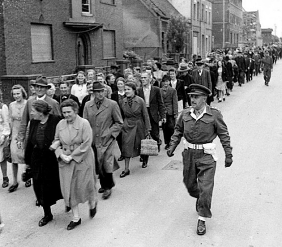 Американцы ведут немцев смотреть фильм о преступлениях нацистов.
Когда-нибудь так будут водить россиян смотреть фильмы об их зверствах в Буче, Ирпене, Мариуполе…