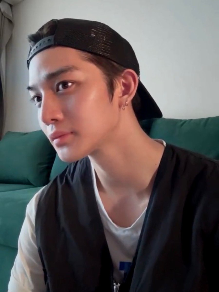 아 배진영 오늘 자기 말 너무 많이했다고 유산소 세시간 뛴 거 같다는거 개웃김