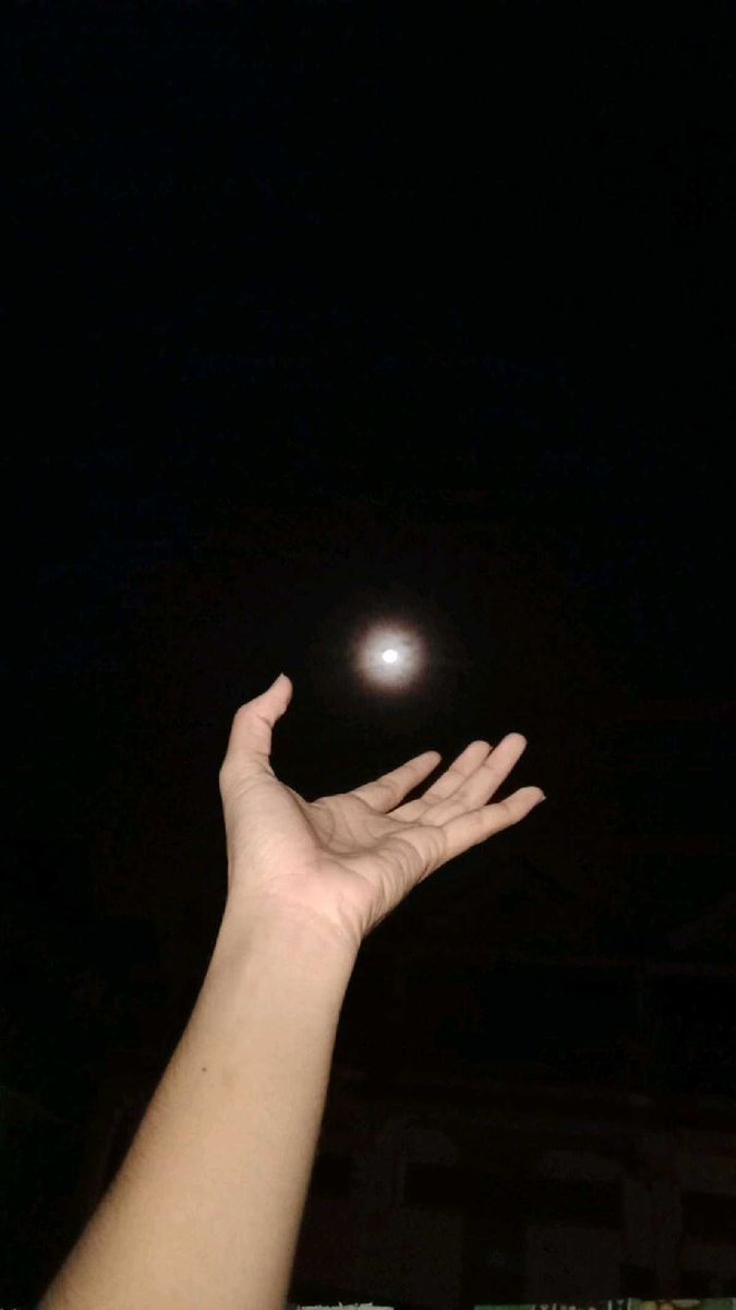 छू जाते हो मुझे कितनी दफा तुम
यू ही ख्वाब बनके.....💫
कौन कहता है की दूर रहकर मुलाकात नहीं होती.....!❣️✍️

शायरी तक....🤚🥳😁