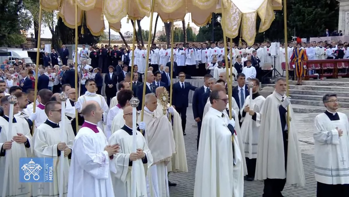 CatholicNewsSvc's tweet image. #PopeLeoXIV begins the Corpus Christi procession from the Basilica of St. John Lateran to the Basilica of St. Mary Major about 1 mile away.