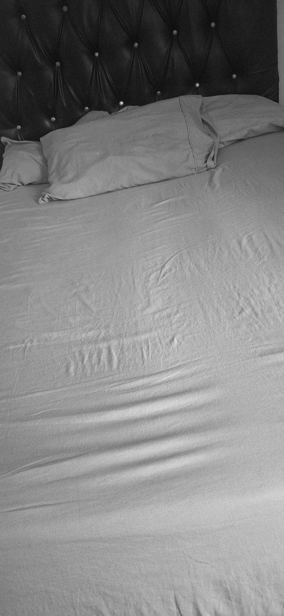Patronus39's tweet photo. Acordando la cama porque en un rato viene un pana a darle duro a mi esposa, primera vez que la cogeran en nuestra casa y en nuestra cama, y me pidió que la esperara afuera 🔥🔥🔥, esto va a estar buenoo https://t.co/5OT4y19maX
