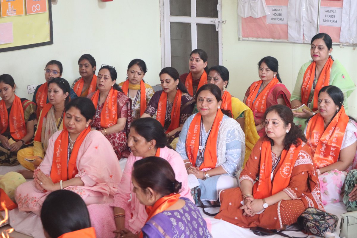 DAVNUPPL's tweet photo. 🎉 The 3-Day EEDP Capacity Building Programme Phase I kickstarted at DAV NUPPL Public School, Ghatampur with a soulful Vedic Hawan &amp; cultural vibes!
Supported by Sh. S. Durai Kumar &amp; DAVCAE, the training empowers pre-primary educators through skill development. 🌟
  #EEDP https://t.co/gWPx1p6nFw
