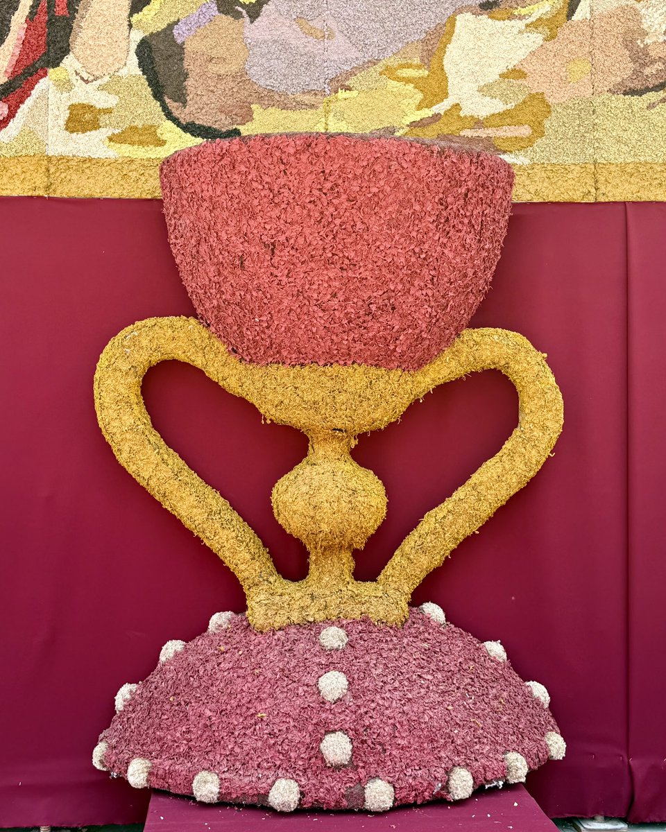 elsantocaliz's tweet photo. “Tomad y bebed todos de él, porque este es el Cáliz de mi Sangre”… 
Hoy, en Corpus Christi, adoramos al Señor vivo en la Eucaristía, y veneramos el Santo Cáliz, memorial del sacrificio eterno y fuente de nuestra redención https://t.co/P0zzZzhjV4