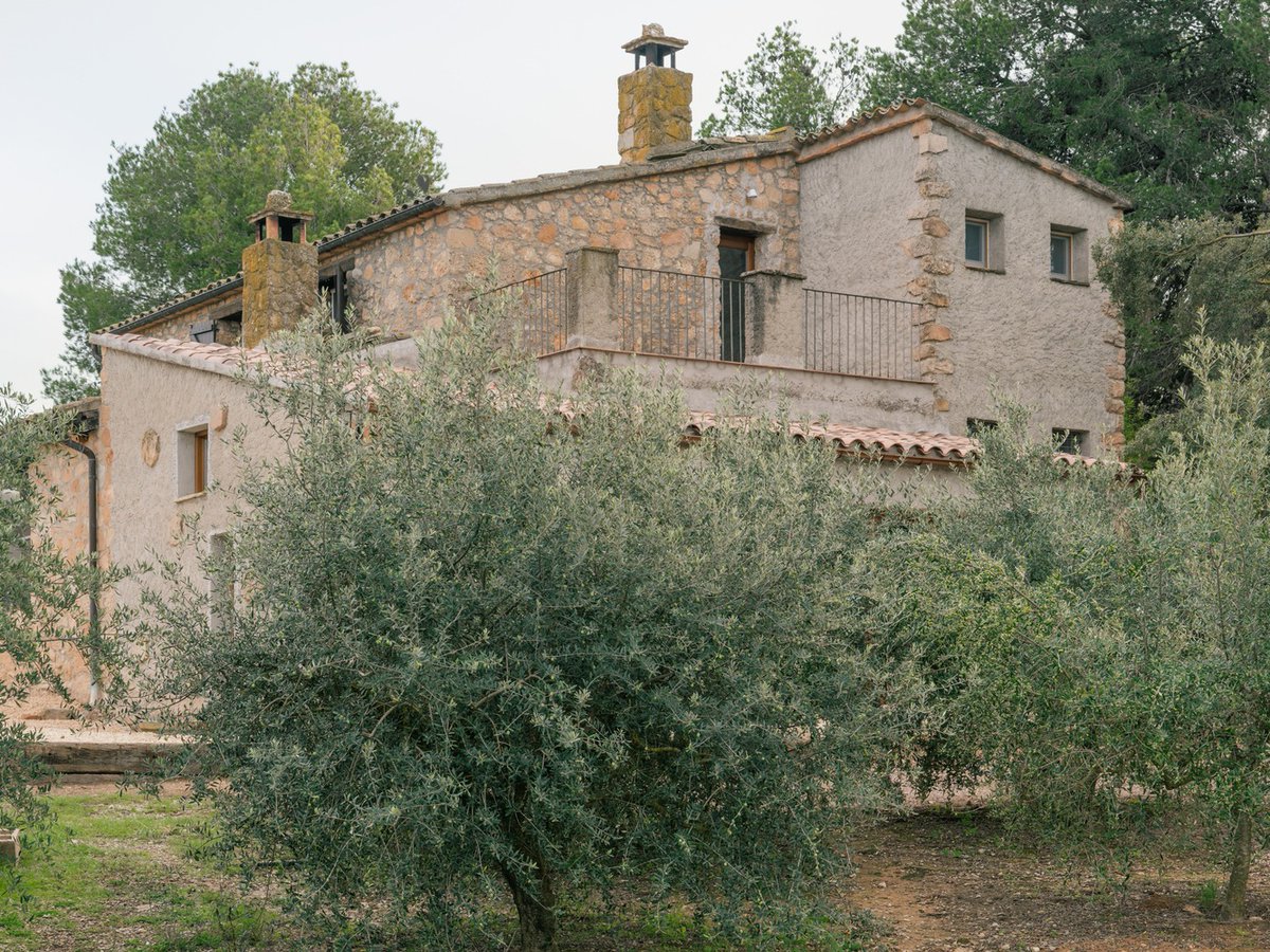retokommerling's tweet photo. En Barcelona, el estudio GRAT moldea la Casa Biaix para dialogar con el paisaje post-incendio: pasillo diagonal, materiales lime mortar y piedra local, marco de vistas naturales. https://t.co/3A9X6cKylg