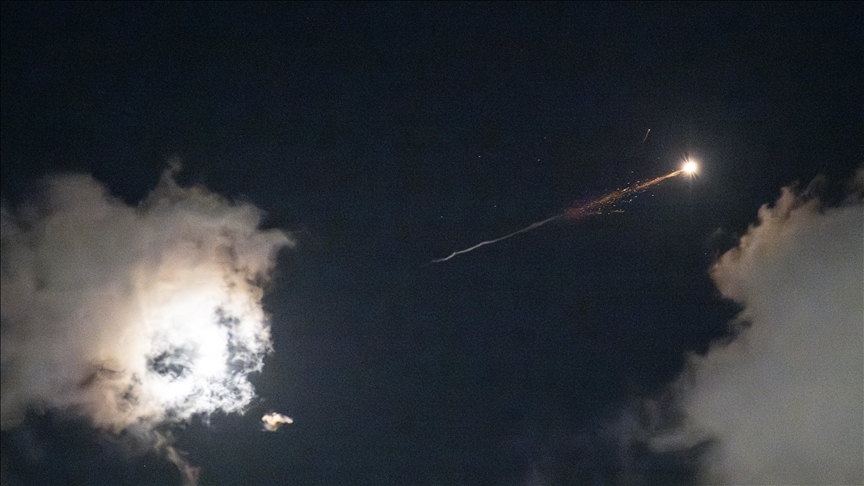 İsrail: İran'da ilk kez 2 bin 200 kilometre uzaklıktaki bir hedefe hava saldırısı düzenlendi

🔴Ordudan yapılan açıklamada, İsrail savaş uçaklarının, İran topraklarında en uzun uçuşunu yaparak Yezd eyaletinde karadan karaya atılan "Hürremşehr" balistik füze depolama tesisini