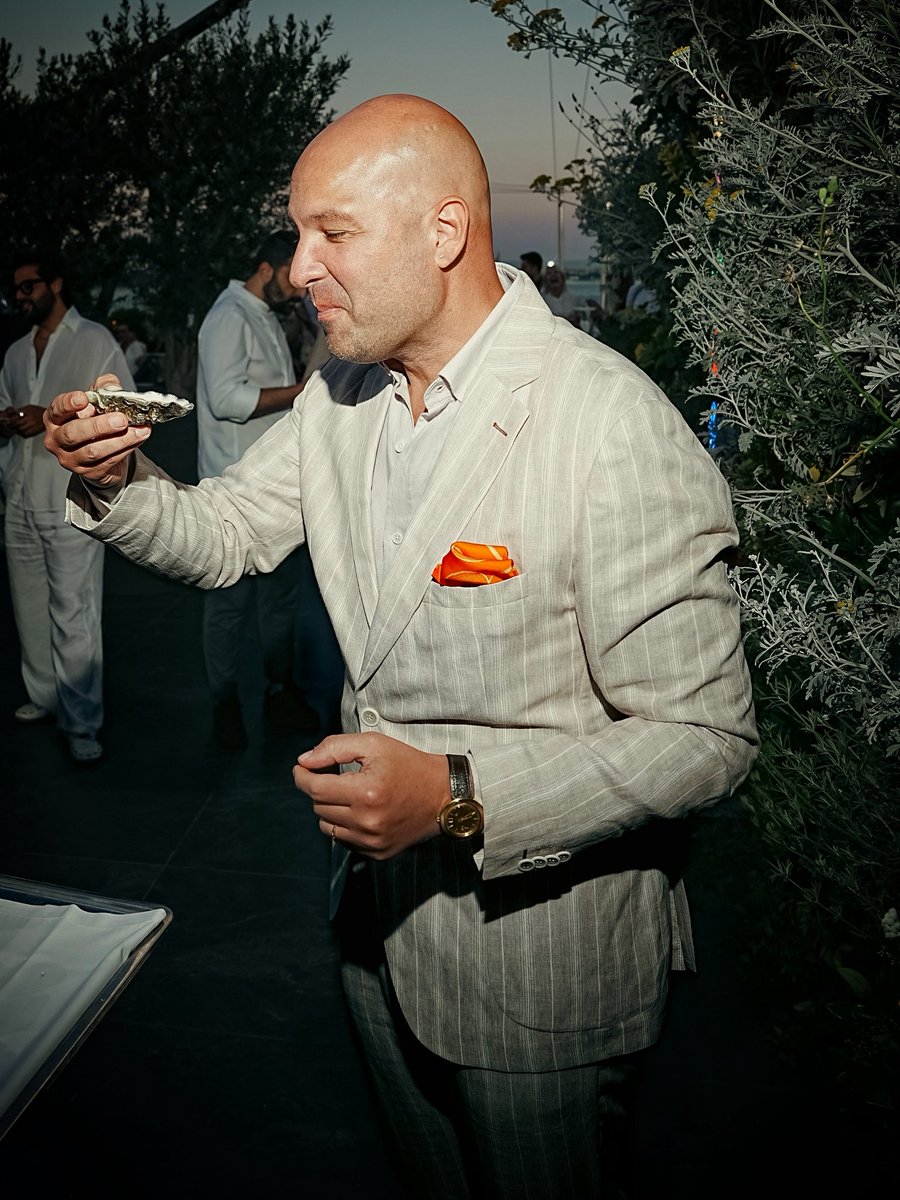 Find someone who looks at you the way I look at this oyster :) 
🦪🥂

From the Frankie at the TOP party. 
Off-white elegance by <a href="/SararGroup/">SARAR</a> 
✨Dress code nailed.