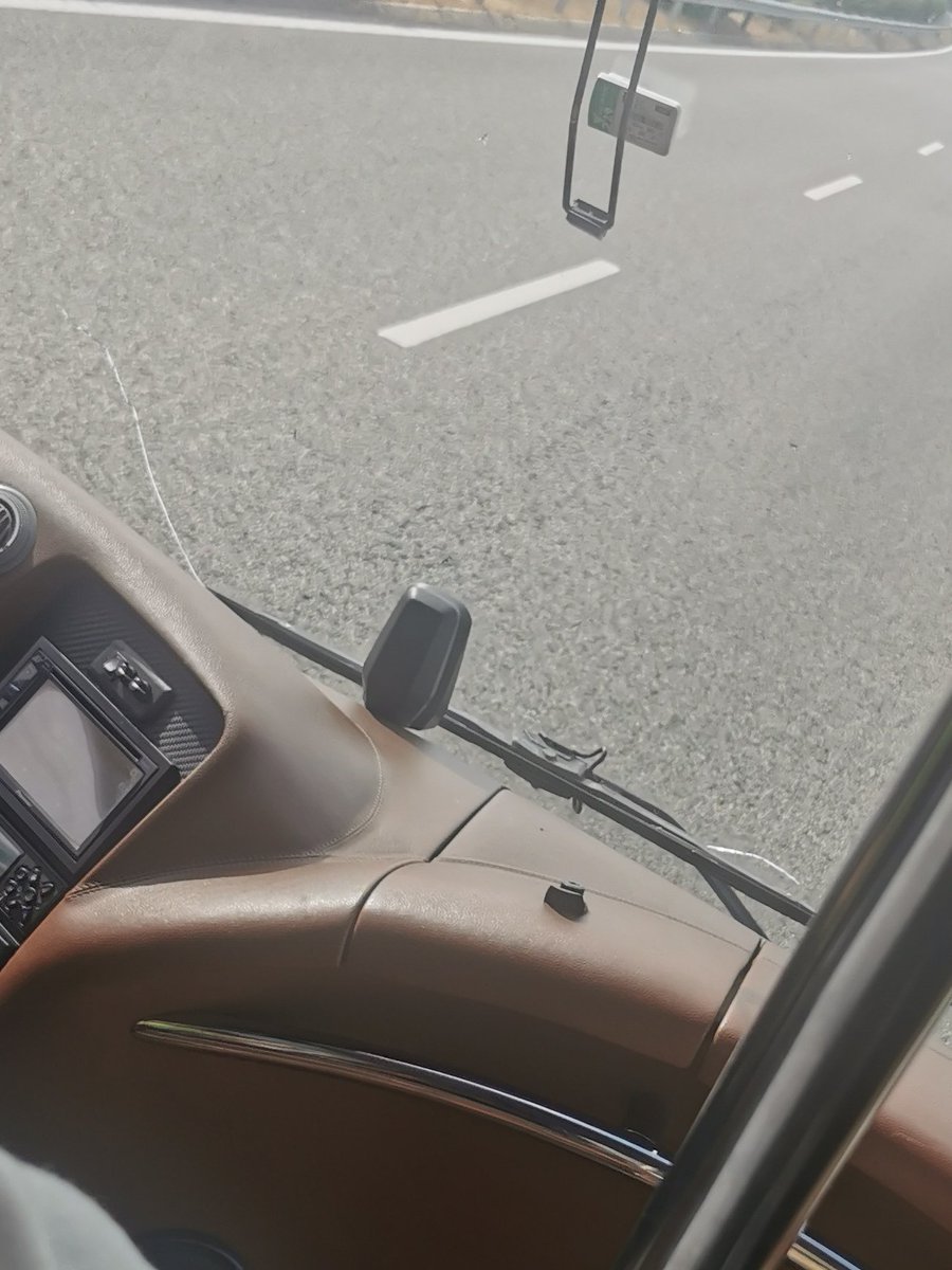 Michaelsince93's tweet photo. ⚠️Andei em um autocarro da @FlixBus que estava sem inspecao   há 19 dias e os extintores fora de validade desde Maio.... SEM falar que o WC estava fechado foi nos dito que estava avariado...

*Quase me esqueci o Para-Brisas trincado.....

#flixbus há resposta pra isto??
#viagem https://t.co/ZOyAko8qge