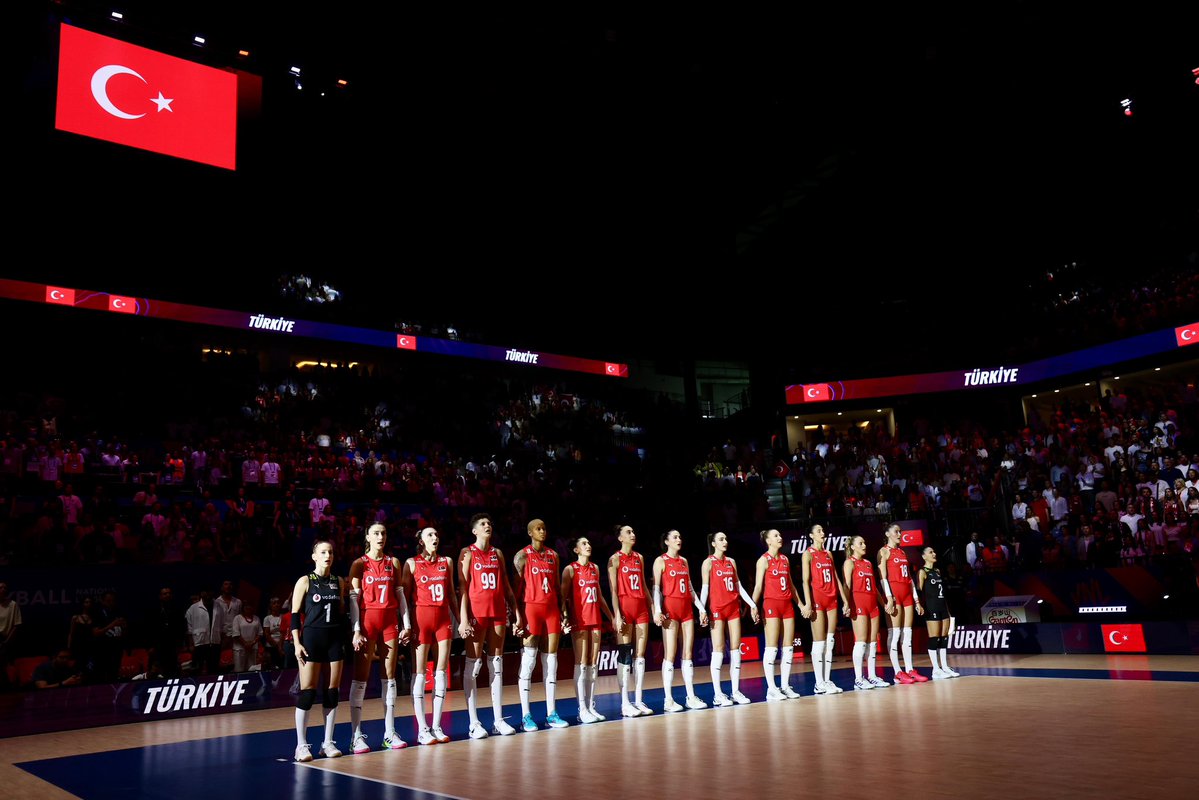 Sinan Erdem Spor Salonu’nda muhteşem taraftarlarımızla birlikte yerimizi aldık.🏐

#FileninSultanları’nın yanındayız!🇹🇷