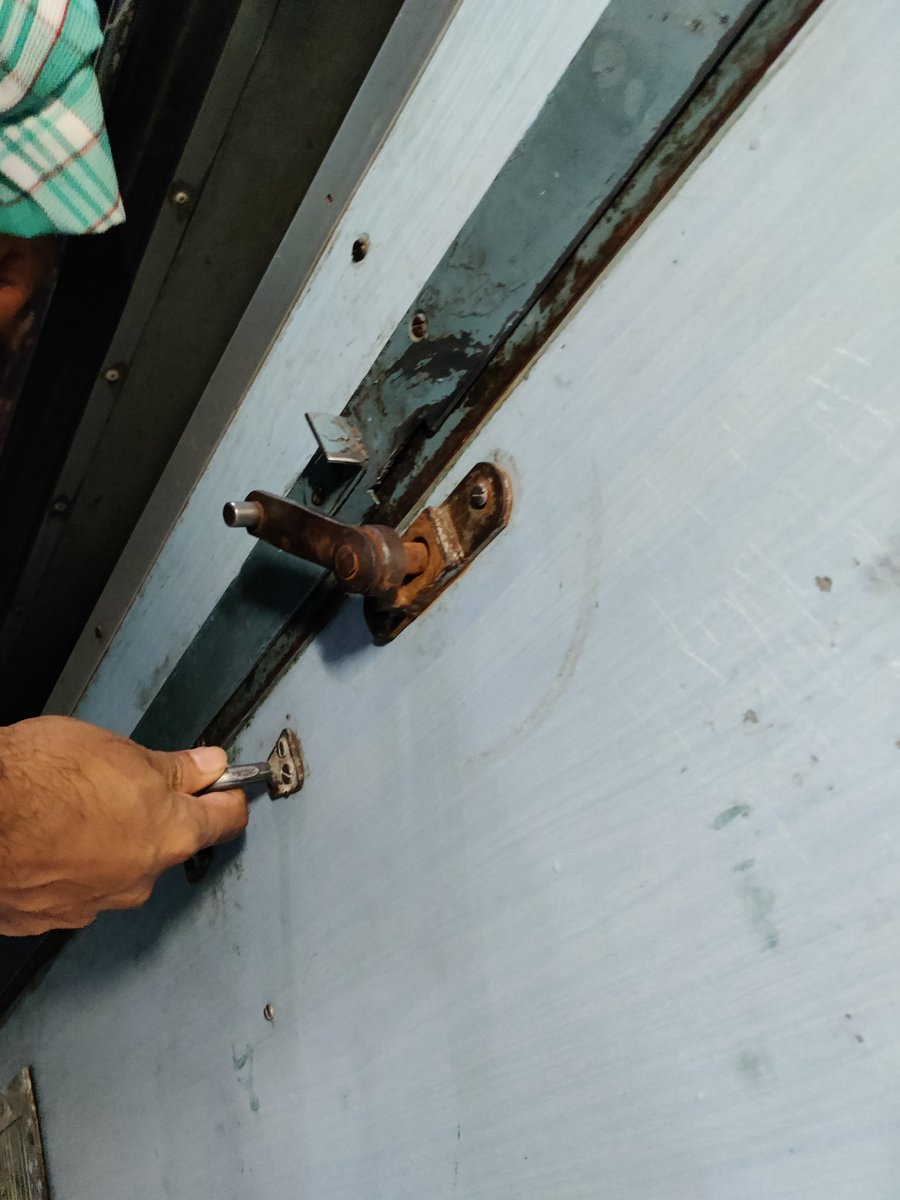pranayj36's tweet photo. Hazardous diseases and the water in it was falling on everyone passing by. Also there were no latches in the washroom and the one washroom had a broken latch.
@AshwiniVaishnaw @RailMinIndia 

I know nothing will happen and nothing will change n/n https://t.co/1oRUQPkyx2