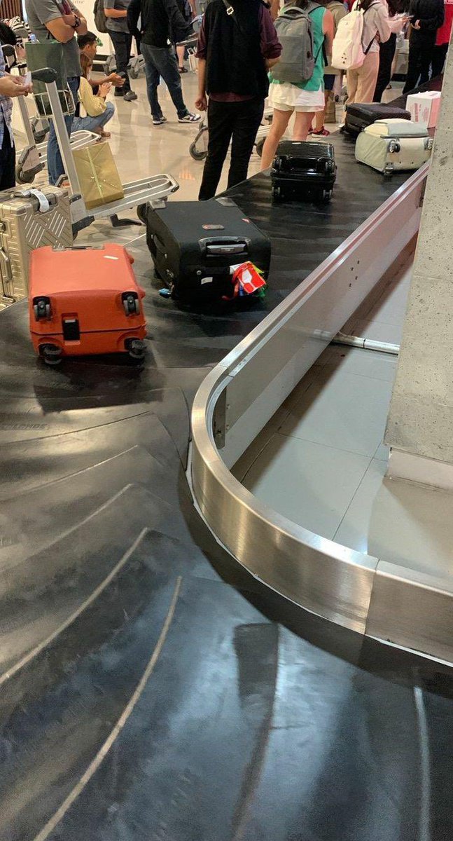 thevoice_233's tweet image. random airport proof