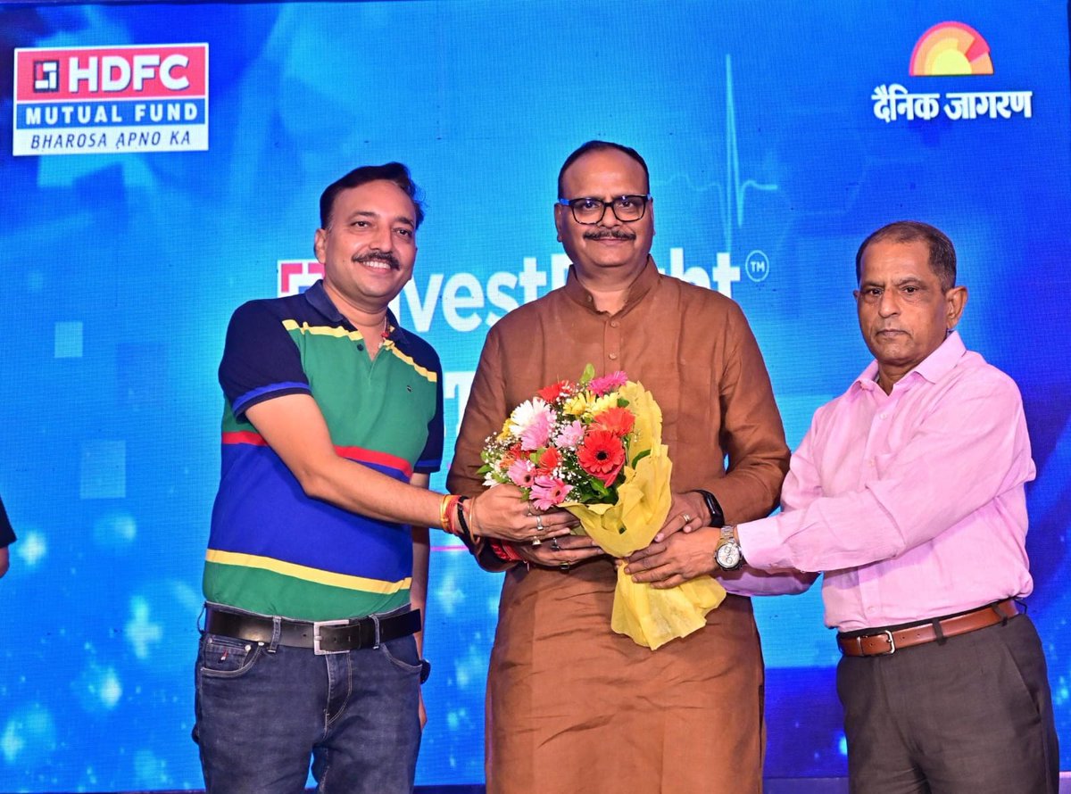 आज लखनऊ में देश के प्रतिष्ठित समाचार पत्र दैनिक जागरण एवं एच०डी०एफ०सी० म्युचुअल फंड द्वारा आयोजित "इन्वेस्ट राइट सेहत सारथी" कार्यक्रम को संबोधित करते हुए। इस अवसर पर राज्य संपादक दैनिक जागरण श्री आशुतोष शुक्ल जी, श्री जी०के० द्विवेदी जी, श्री कपिल जायसवाल जी, श्री आशुतोष राय जी,