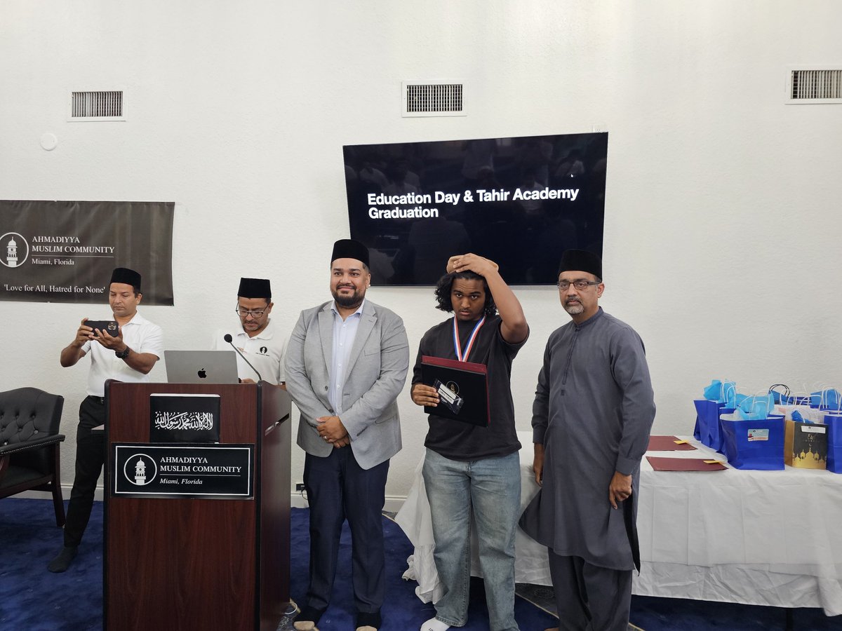 MiamiIslam's tweet image. Tahir Academy Graduates and students progressing to the next level of their religious education @TrueIslamUSA