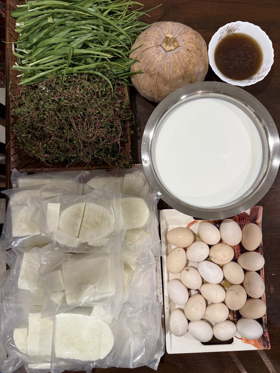 DietDrsayajirao's tweet photo. Health isn’t built in hospitals.
It’s built in kitchens and it starts with groceries.
My Grocery 👇
~ 75 free range eggs
~ Buffalo milk
~ 8 kg farm fresh paneer
~ Wild honey
~ Wild greens
~ Pumpkin
What does your grocery look like?
#EatRealFood #BackToRoots #ProteinPriority #CleanEating