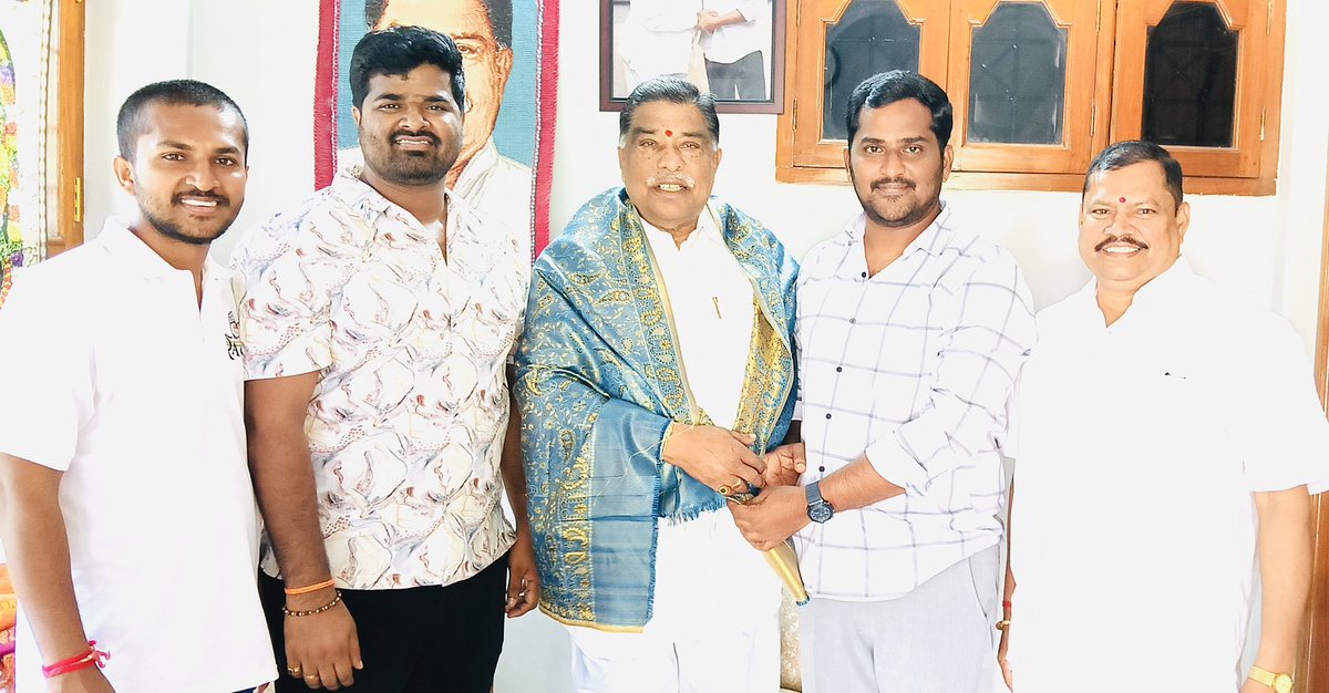 pmreddyteam's tweet photo. పీసరి మహిపాల్ రెడ్డి గారు టిపిసిసి జనరల్ సెక్రటరీగా నియమించిన సందర్భంగా  హరివర్ధన్ రెడ్డి గారిని , వజ్రెష్ యాదవ్ గారిని,సుధీర్ రెడ్డి  గారిని, ప్రభాకర్ గౌడ్ గారిని  , రాష్ట కజి.వేణుగోపాల్ రెడ్డి ( తుర్కపల్లి)గారిని మర్యాదపూర్వక కలవడం జరిగింది . https://t.co/MY9LeETPXa