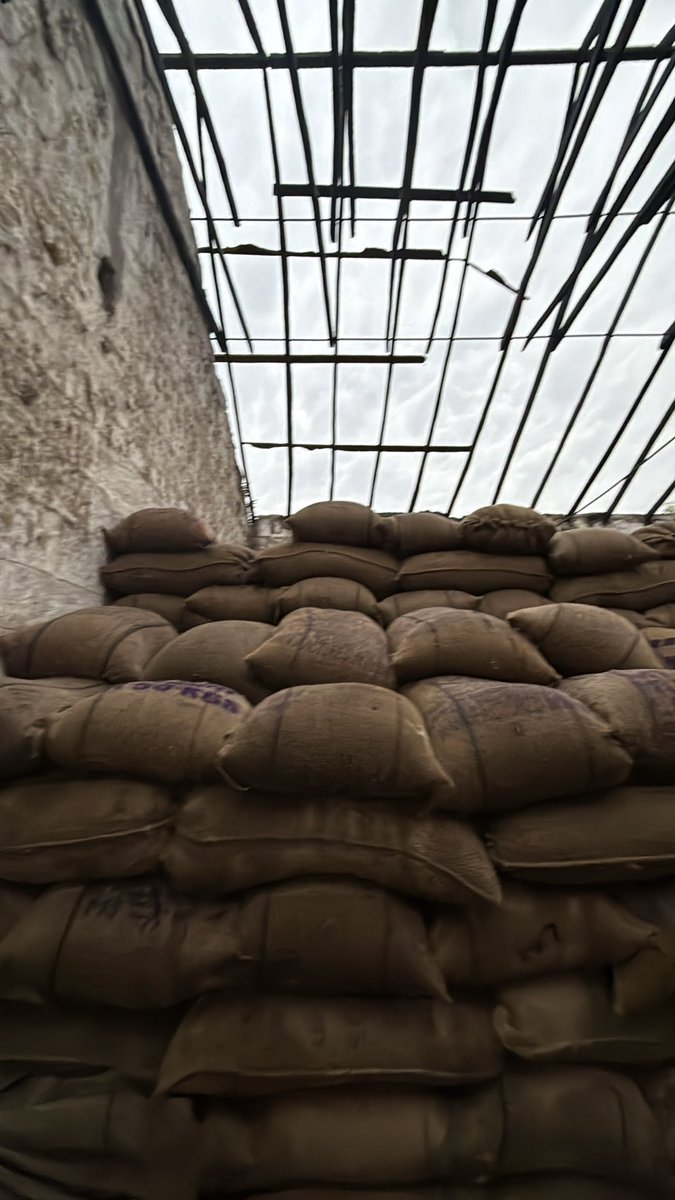 நண்பர்களின் குடோன். இன்னைக்கு இந்த பகுதியில் அடித்த காற்றிலும் மழையிலும் முற்றிலும் சேதமாகிவிட்டது.

கடந்த வருட விவசாயத்தில் முற்றிலும் இயற்கை முறையில் விளைவிக்கப்பட்ட  மொத்த அறுவடை நெல்லும் இதில் தான் வைத்திருந்தார்கள். கருப்பு கவுனி, மாப்பிள்ளை சம்பா, ரத்த சாலி, கருங்குறுவை,