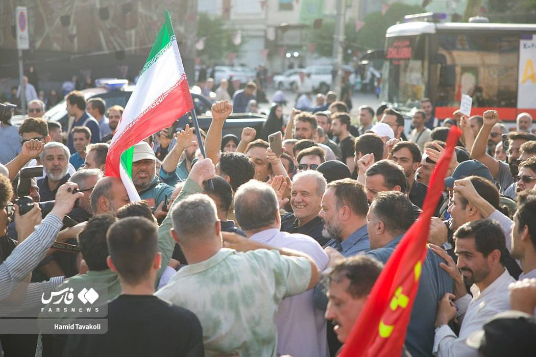 ❤️🇮🇷 JUST NOW: IRANIAN President Pezeshkian appeared in public in Tehran's Revolution Square.