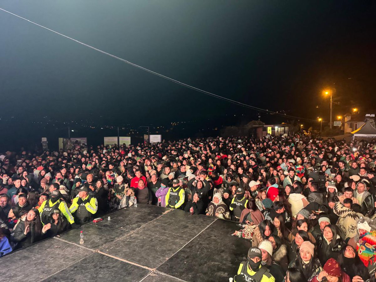 INPCEcuador's tweet photo. 🎶 La música ancestral vibró en Ingapirca 🌄
Anoche, el #IntiRaymi2025 se vivió con un concierto lleno de energía y tradición.
Grupos como Kimera, Manantial y Jayac hicieron cantar y danzar al público bajo la luna. 🌕
¡La cultura andina está más viva que nunca!

#ElNuevoEcuador https://t.co/hJR5OtTxC3