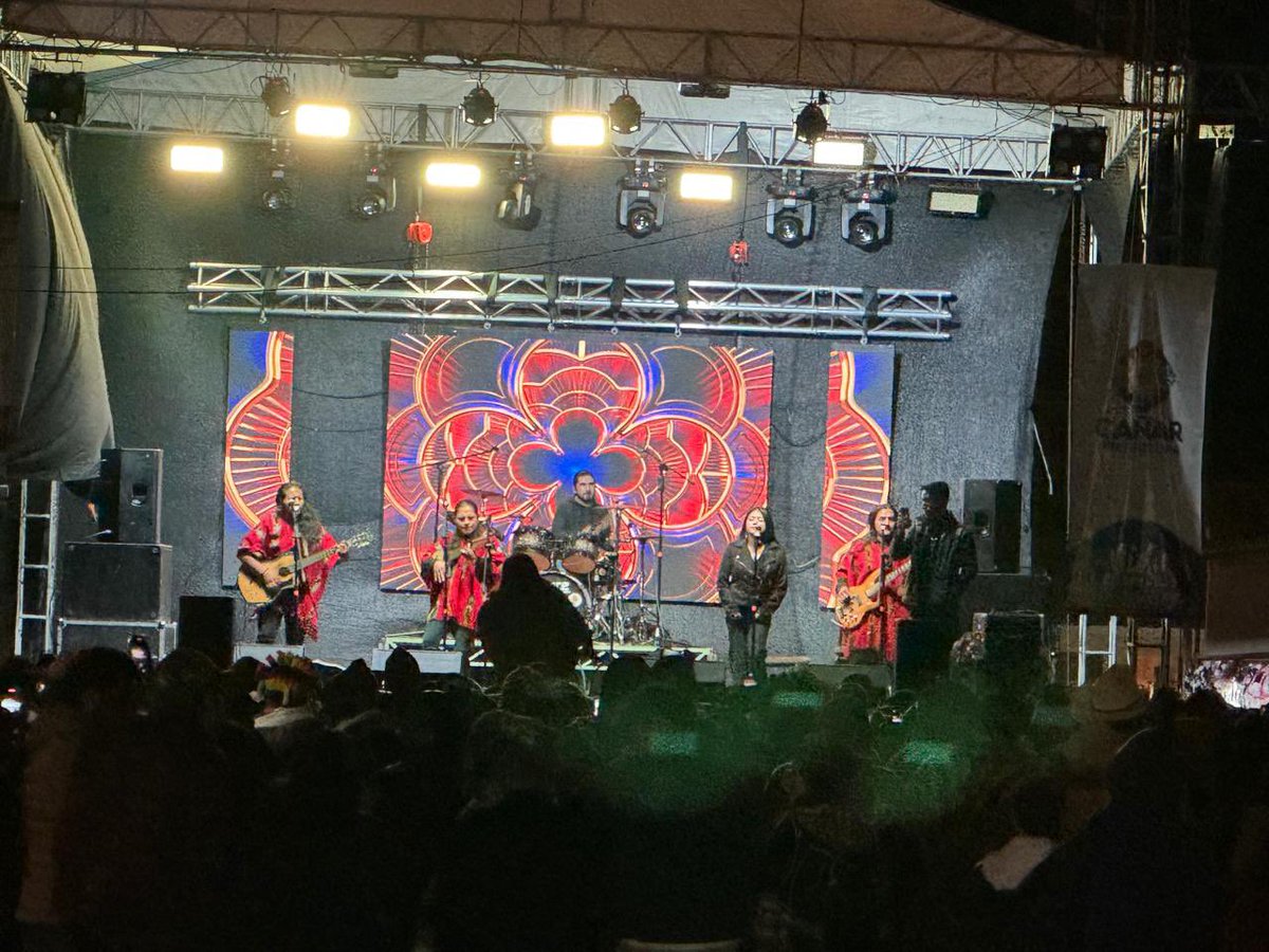 INPCEcuador's tweet photo. 🎶 La música ancestral vibró en Ingapirca 🌄
Anoche, el #IntiRaymi2025 se vivió con un concierto lleno de energía y tradición.
Grupos como Kimera, Manantial y Jayac hicieron cantar y danzar al público bajo la luna. 🌕
¡La cultura andina está más viva que nunca!

#ElNuevoEcuador https://t.co/hJR5OtTxC3