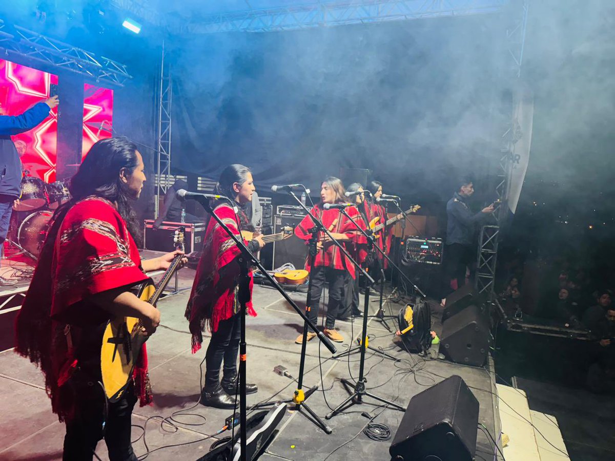 INPCEcuador's tweet photo. 🎶 La música ancestral vibró en Ingapirca 🌄
Anoche, el #IntiRaymi2025 se vivió con un concierto lleno de energía y tradición.
Grupos como Kimera, Manantial y Jayac hicieron cantar y danzar al público bajo la luna. 🌕
¡La cultura andina está más viva que nunca!

#ElNuevoEcuador https://t.co/hJR5OtTxC3