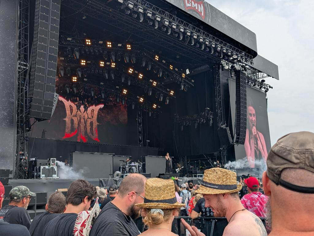 AstridPlugge's tweet image. Vier dagen @GraspopMetal, 220.000 bezoekers 9% van de optredende acts had vrouwelijke zangeressen op het podium. Ik heb er dus maar een sport van gemaakt om zoveel mogelijk bands te zien met vrouwen on stage. Niet altijd makkelijk, maar gelukt You can’t be it, if you can’t see it