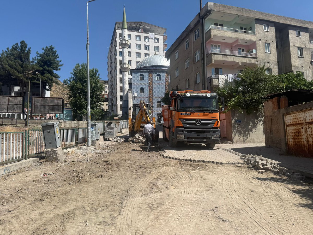 baykanbld's tweet photo. İlçemizde doğalgaz çalışmalarının son bulduğu yerler başta olmak üzere işlevini yitirmiş ve bozulmuş parke yollarının yapım çalışmalarına başlamış bulunmaktayız.

Sokaklarımızı,mahallelerimizi ve yollarını sorunsuz şekilde düzenleyerek ilçemizi güzelleştirmeye devam edeceğiz. https://t.co/uBXMEttBT4