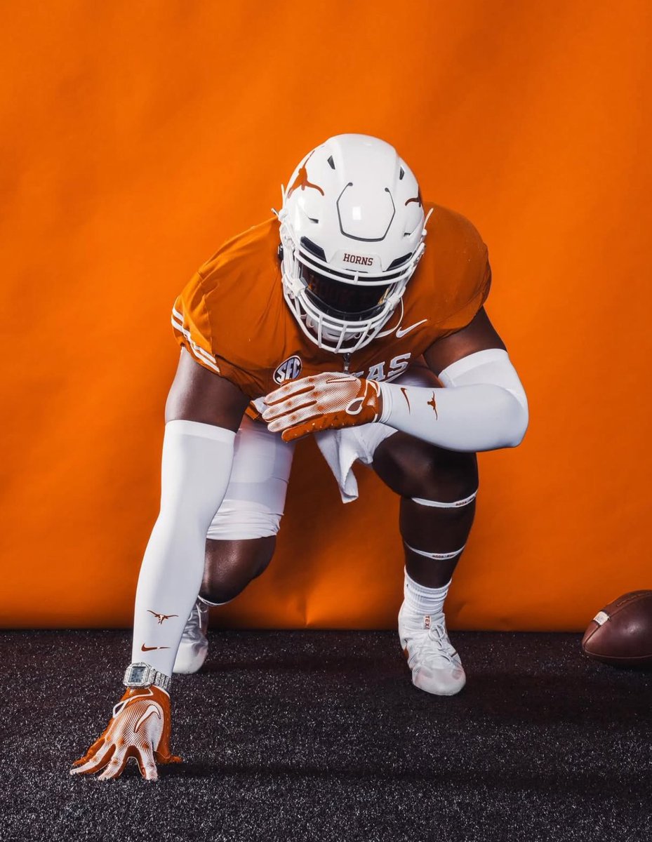Elite 2026 DL James Johnson shares pictures from his OV to Texas 🤘

📸 via j_johnson52 IG