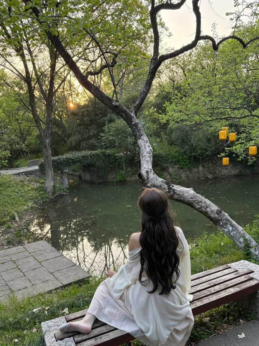 maya334586's tweet photo. Finding serenity in the simple moments by the water. 🌊💚#PeacefulPlaces #NatureEscape #BenchViews https://t.co/Xitd4zXISU