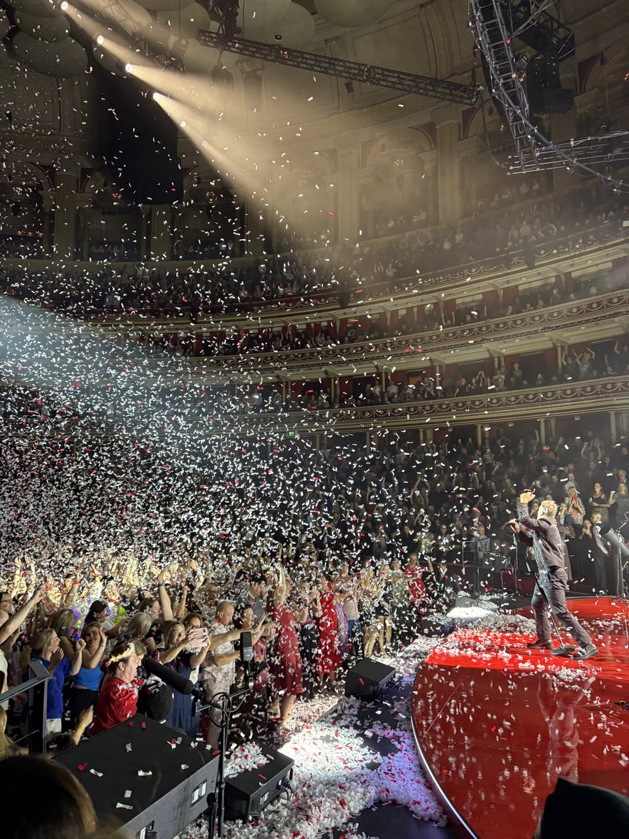 Gems84's tweet photo. @GaryBarlow ❤️ https://t.co/1Pzsuh8GQp