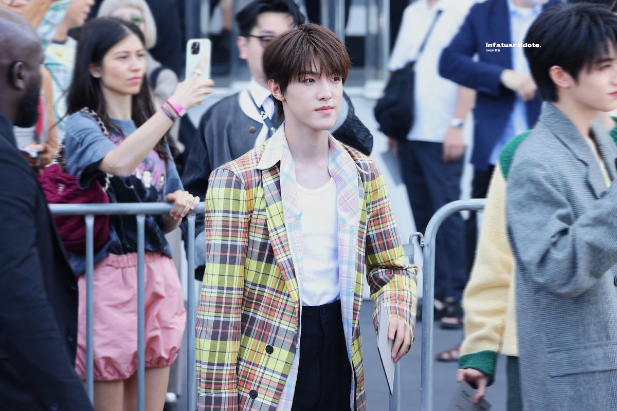 allforshunshun's tweet photo. ออร่ามันจับ มันขาวมากกกเลยยัยหนู

ZhangZeyu AT PRADA SS26
#ZhangZeyuxPradaSS26
#ZhangZeyu
@Prada https://t.co/TlZJ74SgGR