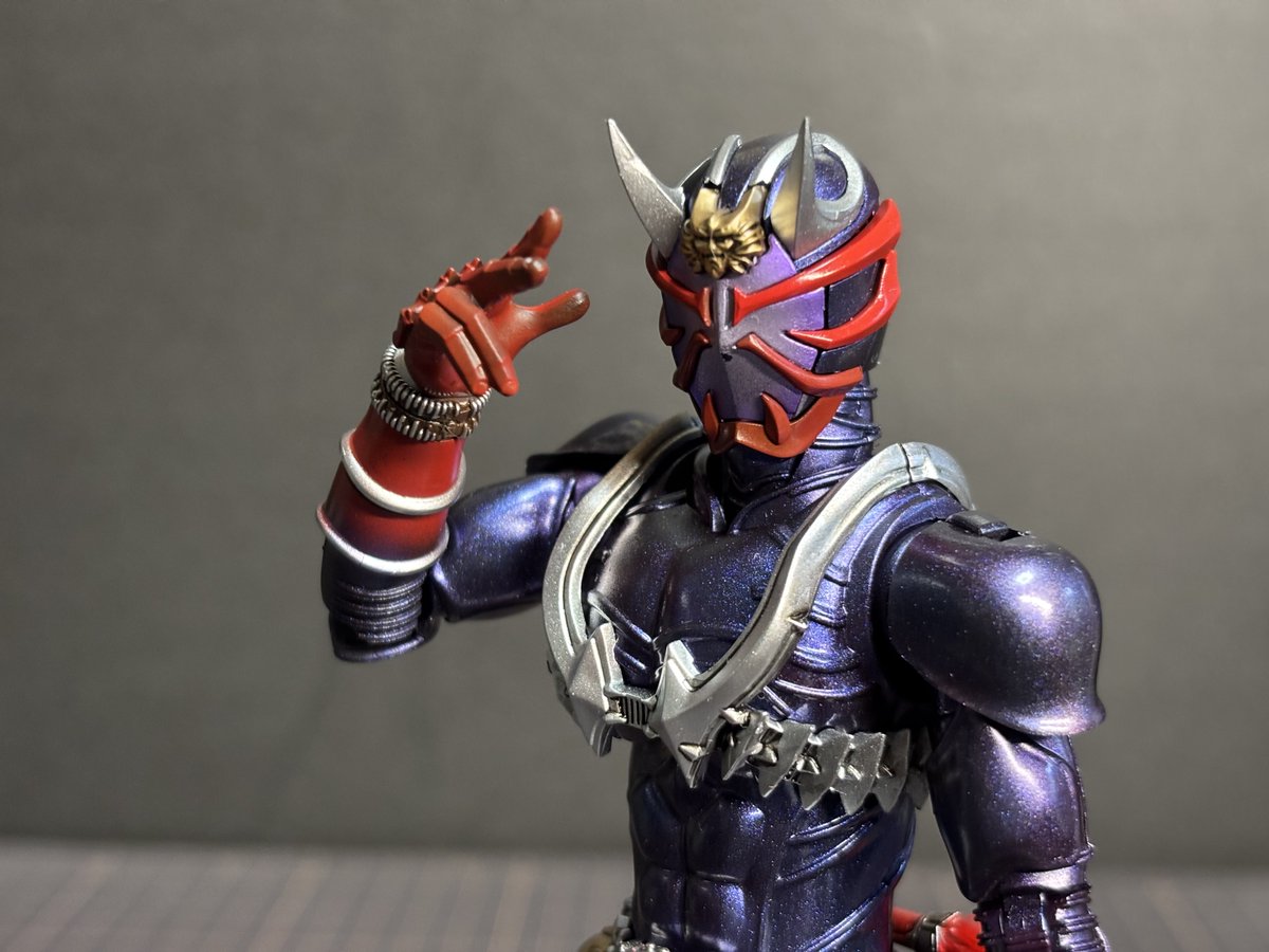 #仮面ライダー響鬼 20周年記念！
#フィギュアライズ 響鬼全塗装です。
マジョーラ塗料はべらぼうにお高いので安価な偏光塗料をベースにクリアレッドを吹いて擬似マジョーラに。それっぽくなったような？
ベルトなど装備の塗り分けが細かく老眼にはちときつかったけどその分大満足です。次は紅か？w