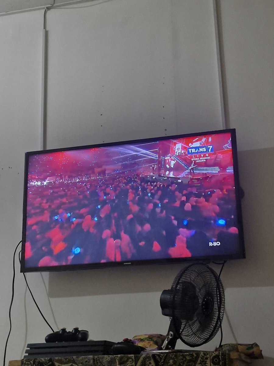 Biasanya kalo ada acara tv begini, pasti sing along bareng ayah, main kenceng²an hahahahahahahahahahahahahahahahahayayayayayayayayayaAllah